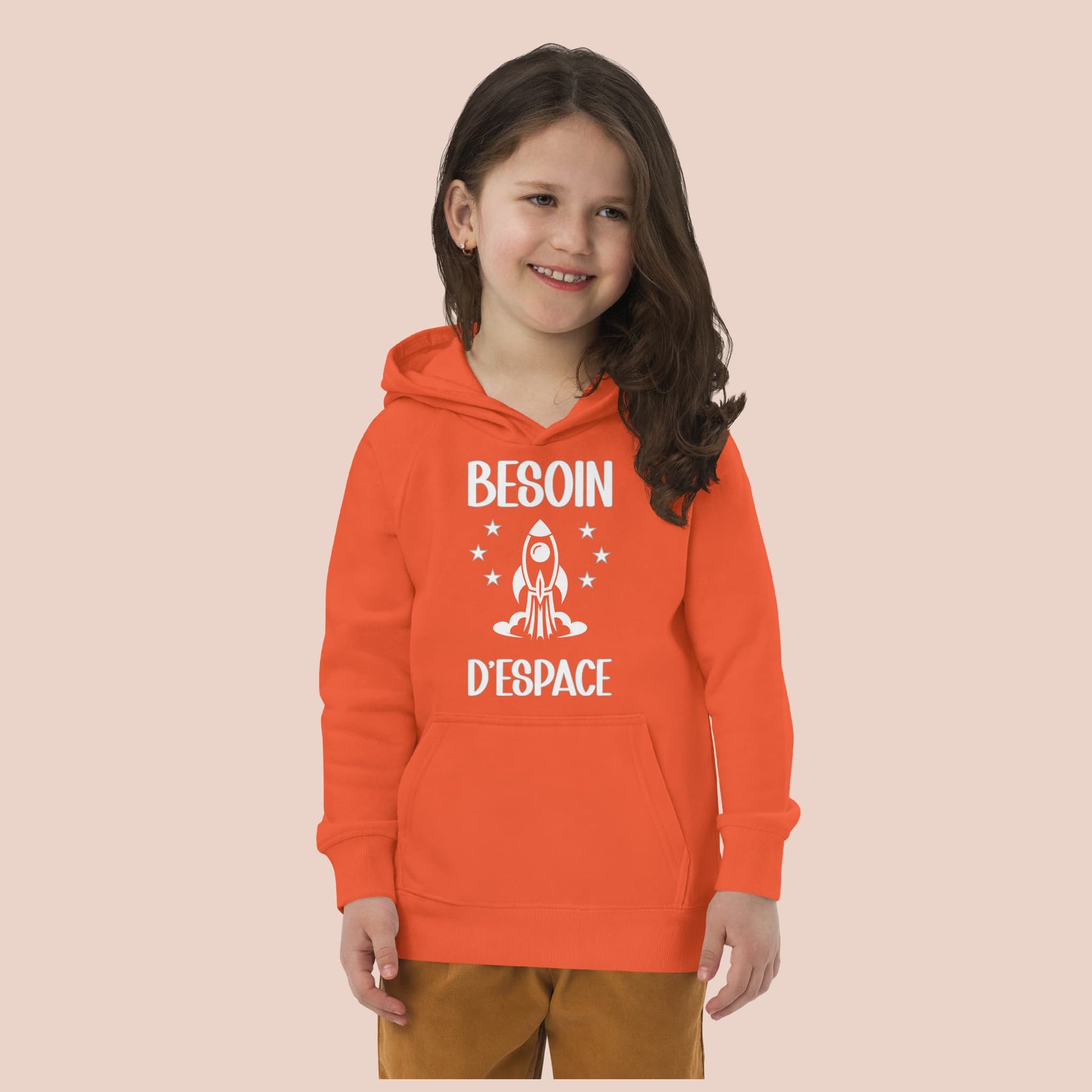 Enfant portant un hoodie orange au motif spatial - Artic60