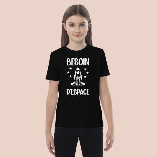 Jeune fille souriante portant un T-shirt noir fait de conton biologique.Impression du texte : Besoin d'espace. Vue du devant-2