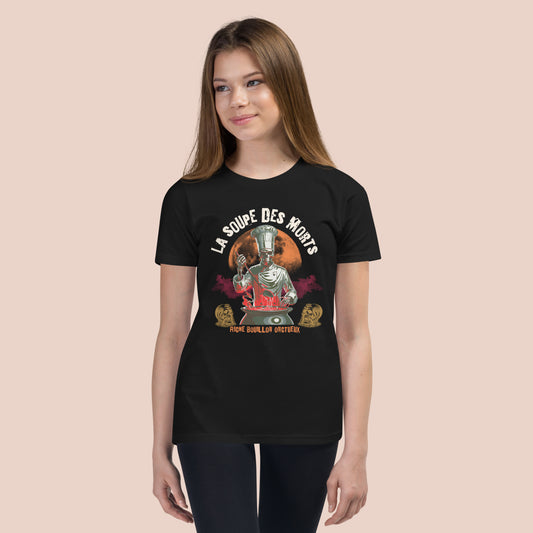 Fillet souriante portant un t-shirt d'Halloween noir avec illustration d'un chef squelette-monstre et inscription La soupe des morts. Vue du devant