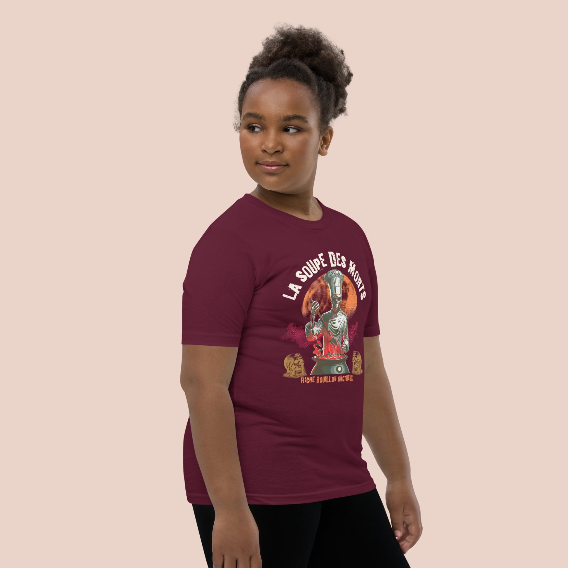 Fillet portant un t-shirt d'Halloween marron avec illustration d'un chef monstre et inscription La soupe des morts. Vue du côté droit.
