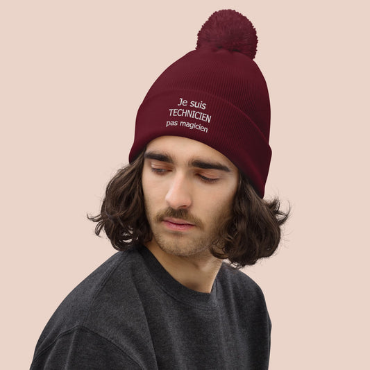 Homme portant une tuque bourgogne à pompon avec texte Je suis technicien -pas magicien -Artic60
