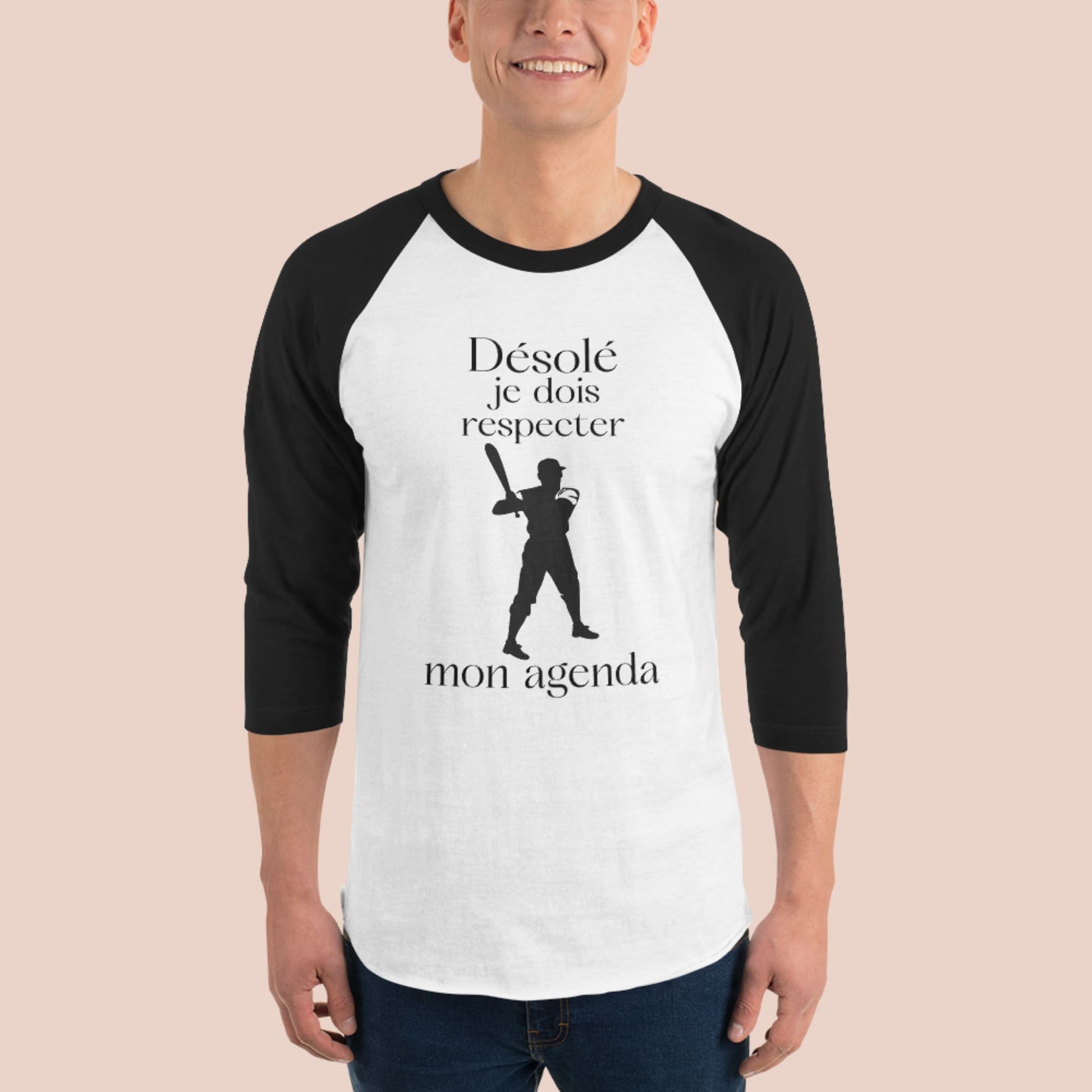 Homme souriant portant chandail raglan manches noires avec joueur de baseball et texte Désolé je dois respecter mon agenda - Artic60