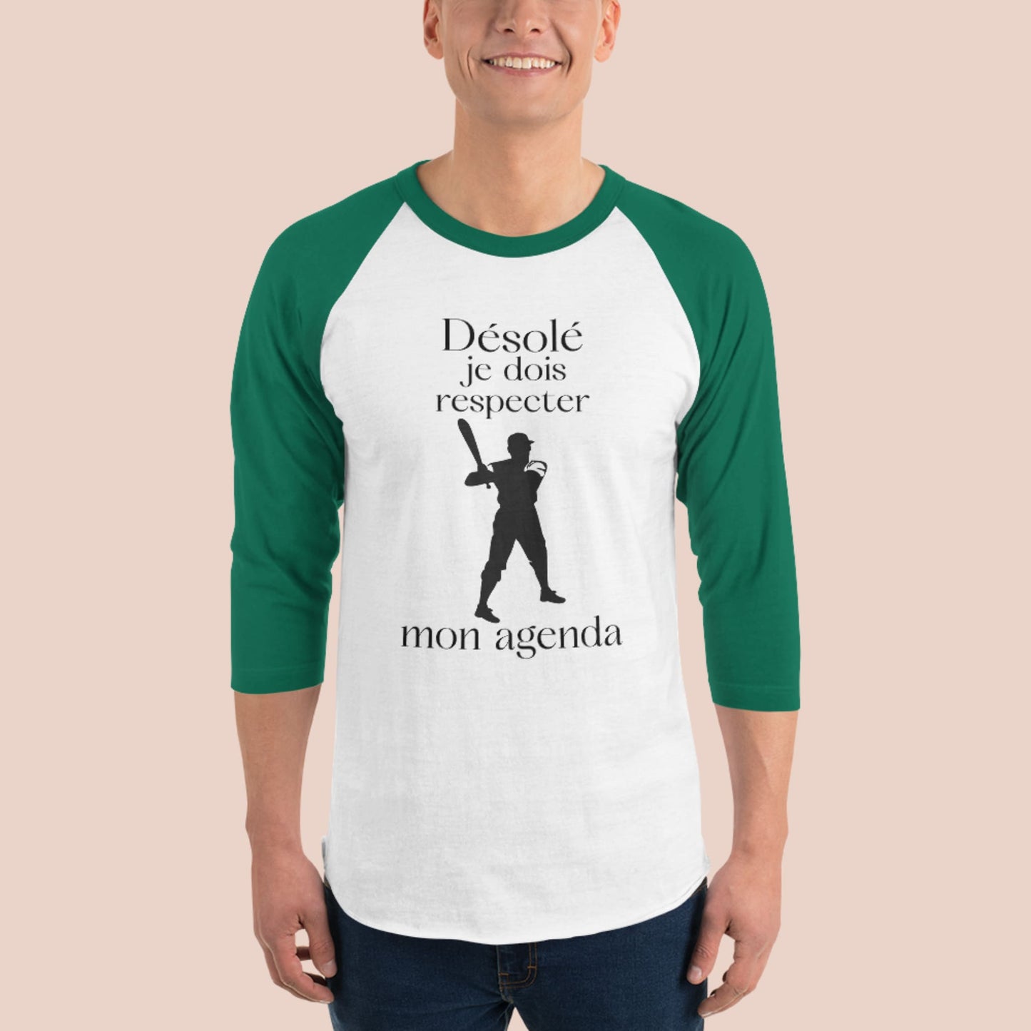 Homme souriant portant chandail raglan manches vertes avec joueur de baseball et texte Désolé je dois respecter mon agenda - Artic60