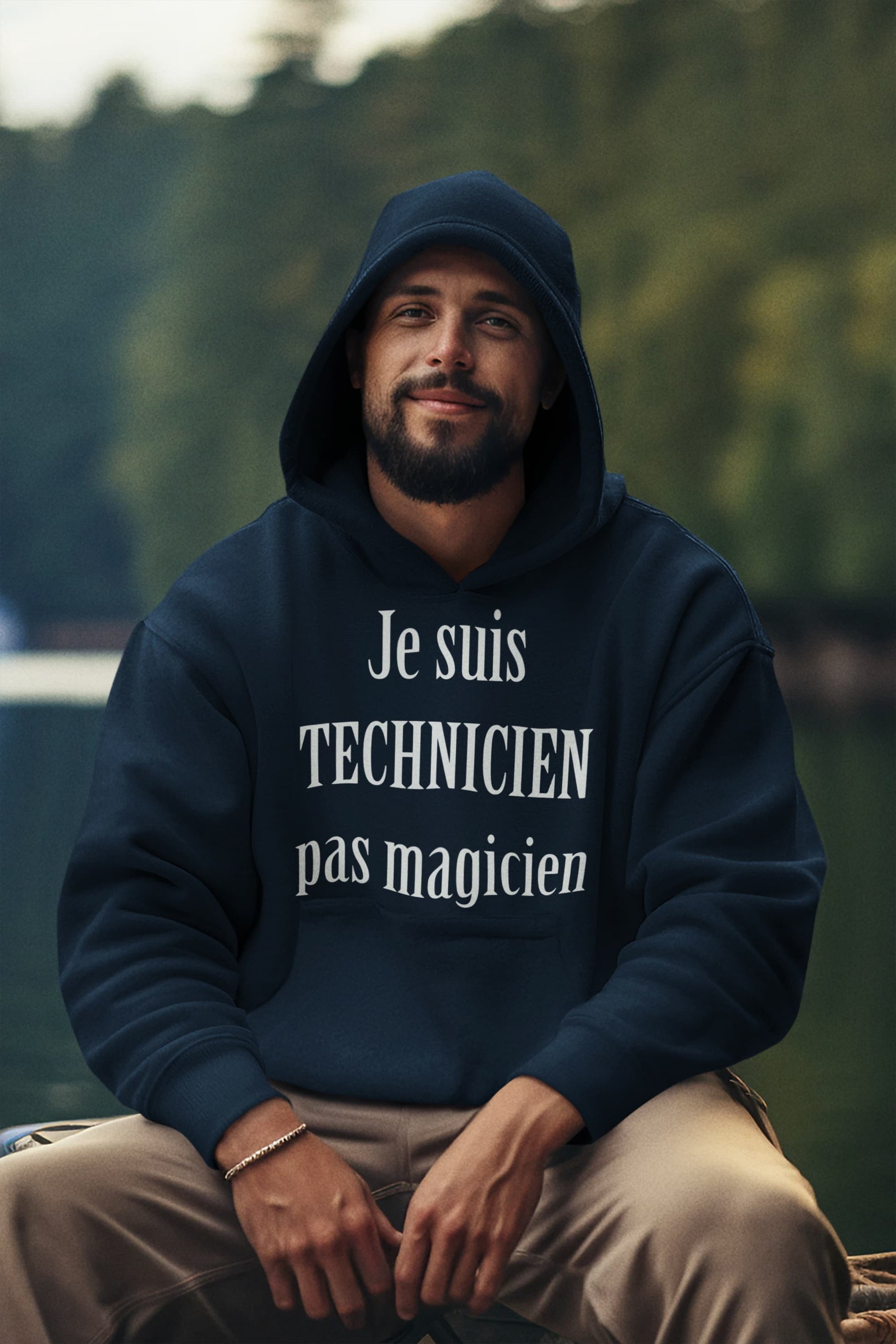 Homme souriant en extérieur portant un hoodie bleu marine "Je suis technicien, pas magicien" - Artic60