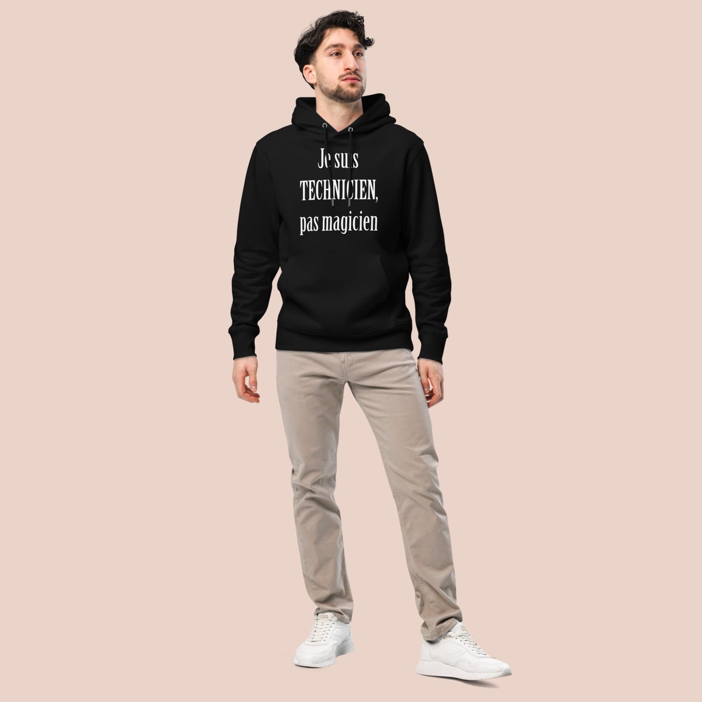 Homme portant un hoodie noir avec inscription "Je suis technicien, pas magicien" - Artic60