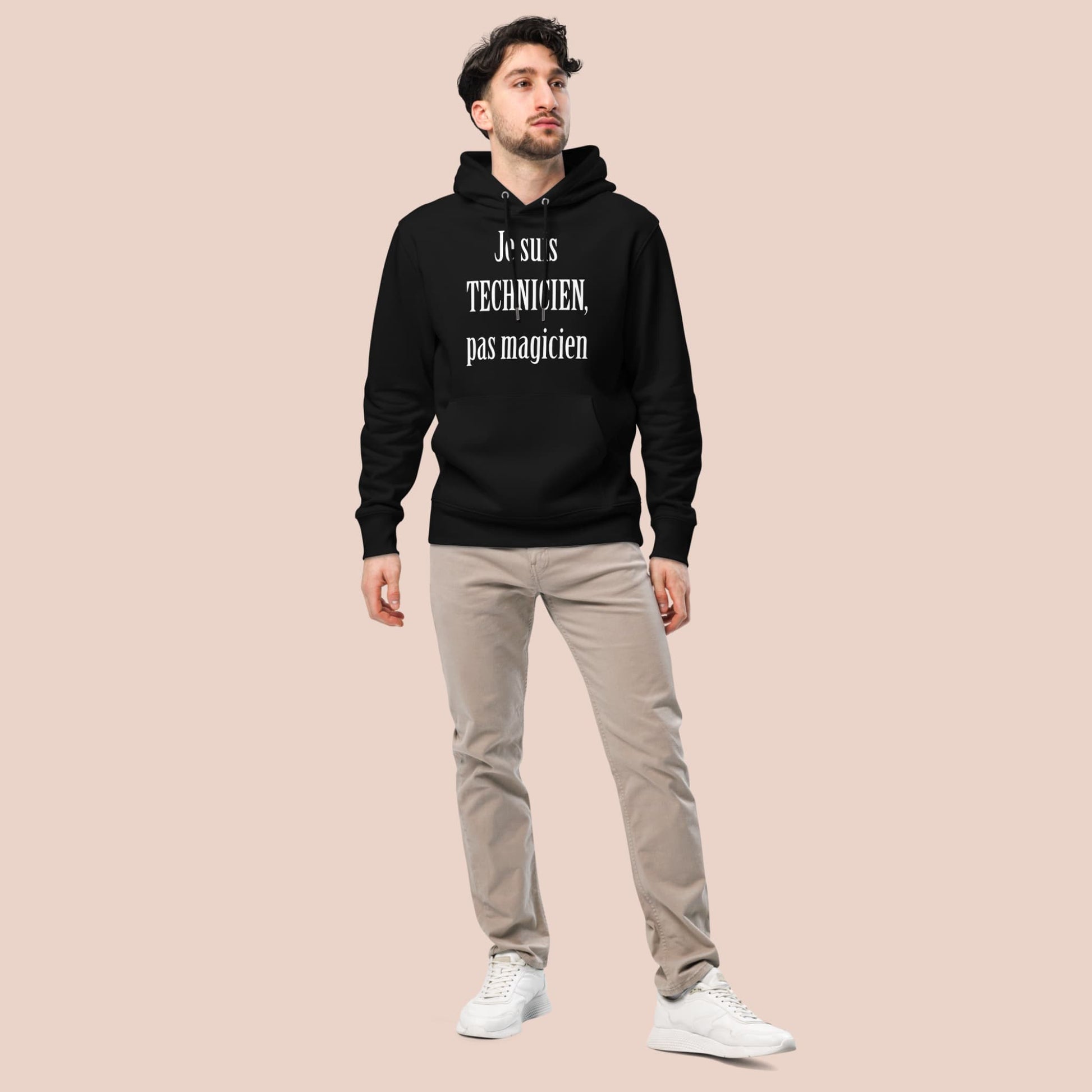 Homme portant un hoodie noir avec inscription "Je suis technicien, pas magicien" - Artic60