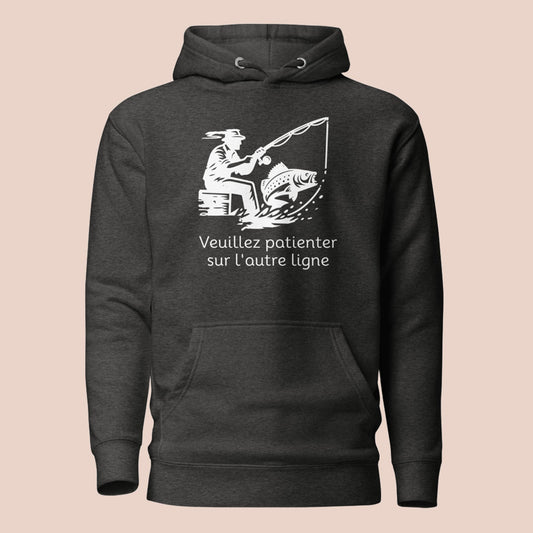 Hoodie unisexe gris charbon avec motif pêcheur et texte « Veuillez patienter sur l'autre ligne » - Artic60