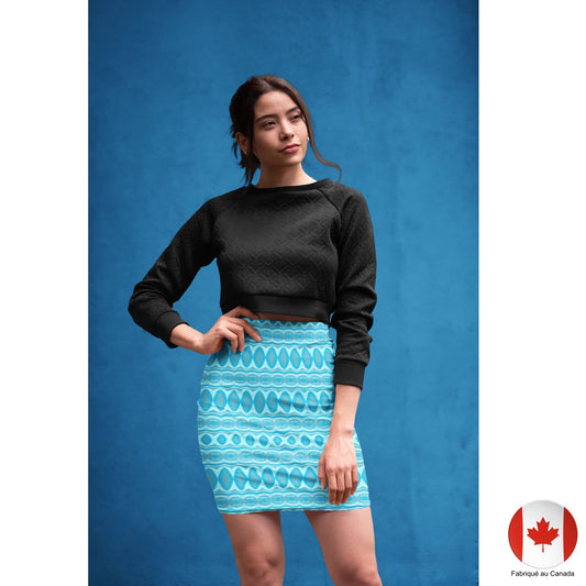 Femme portant la jupe moulante turquoise à motifs géométriques – Artic60