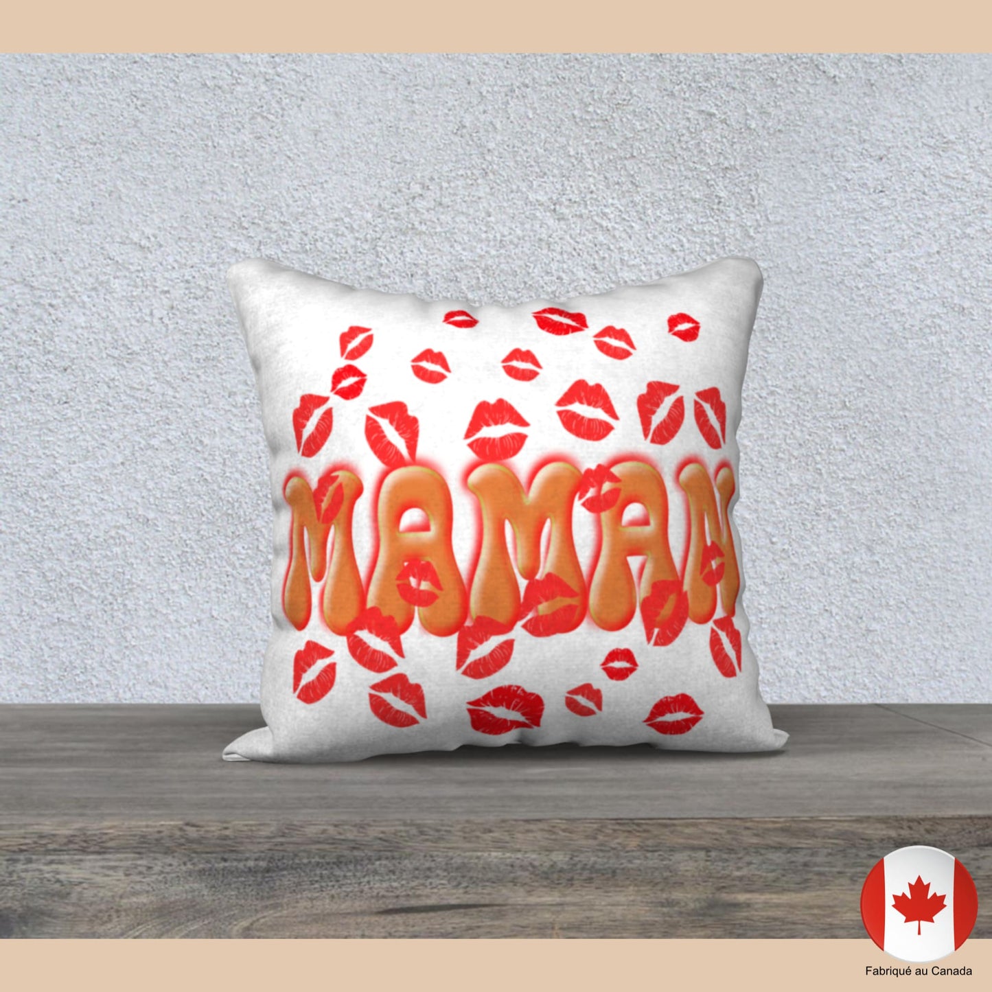 Mise en scène de la housse de coussin 18 x 18 MAMAN avec baisers rouges - Artic60