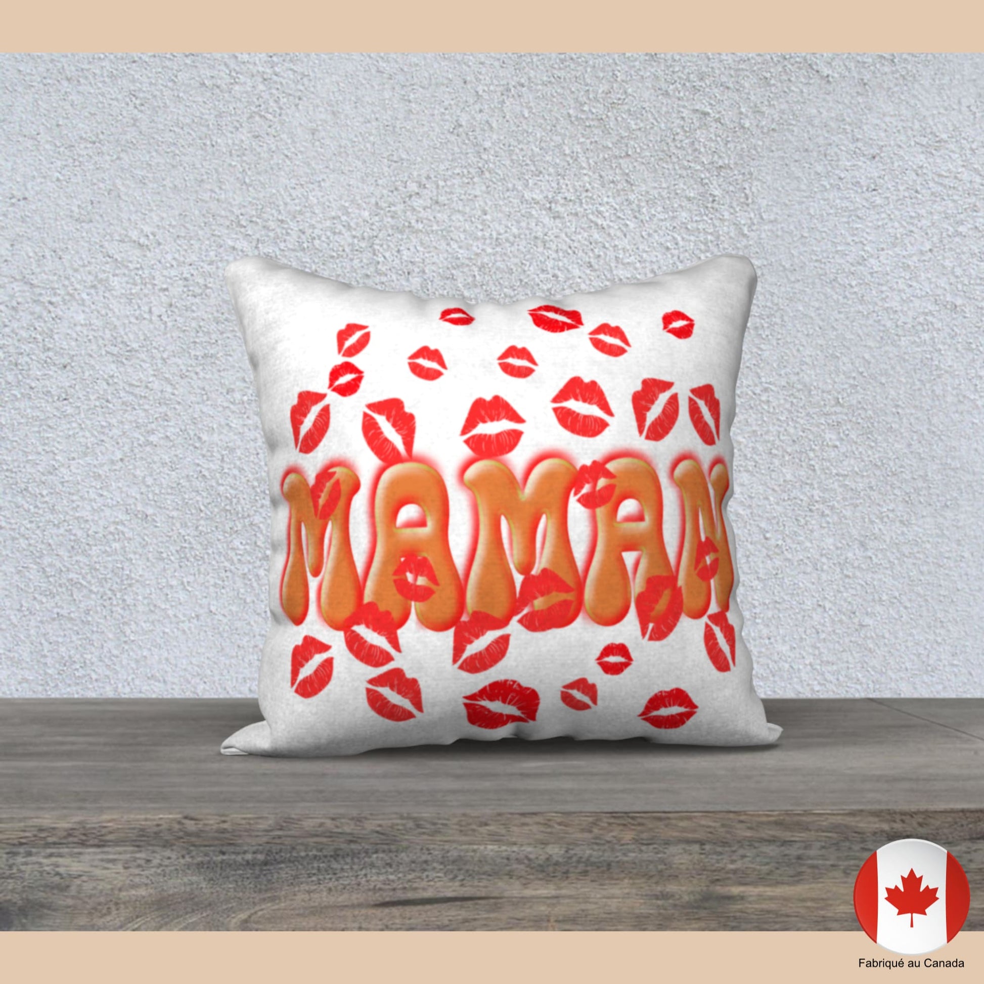 Mise en scène de la housse de coussin 18 x 18 MAMAN avec baisers rouges - Artic60