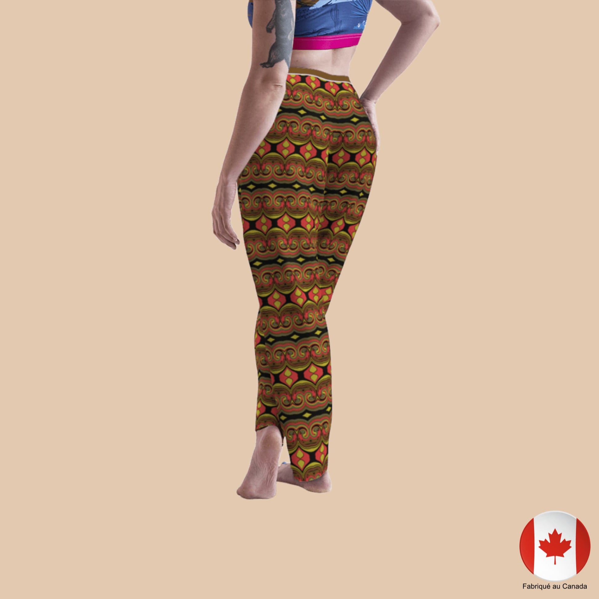 Femme portant un pantalon détente unisexe à motif tribal chaleureux - vue de dos - Artic60