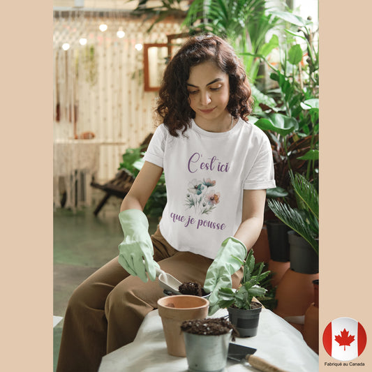 Femme jardinière portant un t-shirt « C'est ici que je pousse » orné de fleurs et papillons - Artic60