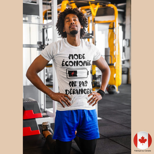 Homme portant un t-shirt blanc « Mode Économie Ne Pas Déranger » en salle de sport - Artic60