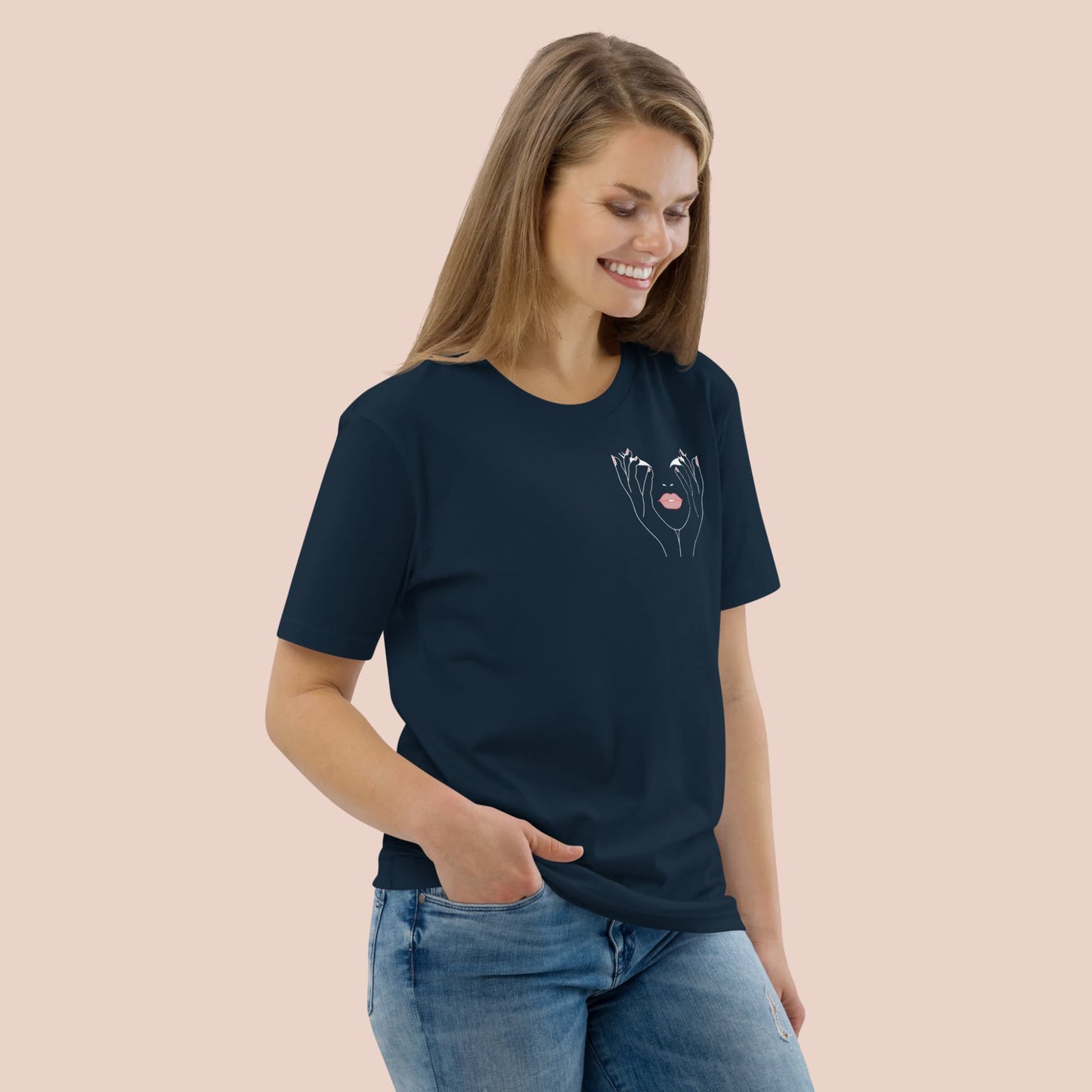 Femme portant un t-shirt bleu marine en coton bio avec illustration féminine minimaliste – Artic60