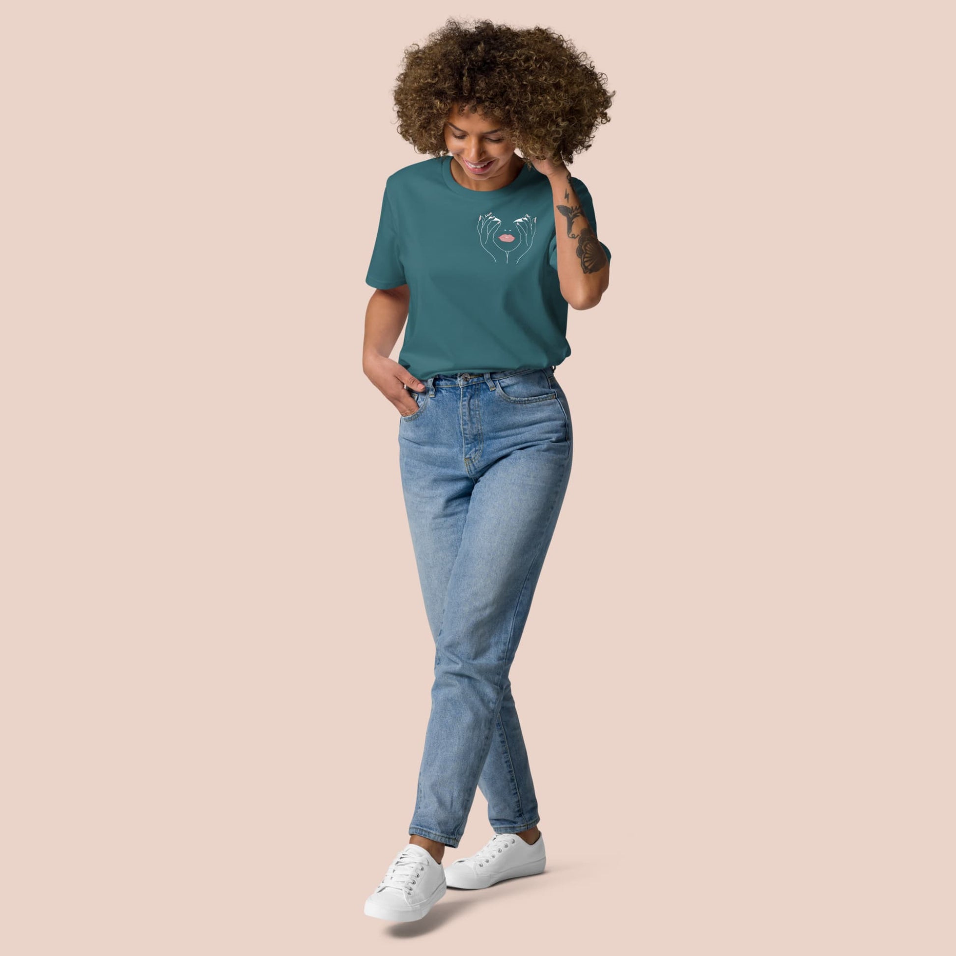 Femme portant un t-shirt bleu sarcelle en coton bio avec design de silhouette féminine minimaliste – Artic60