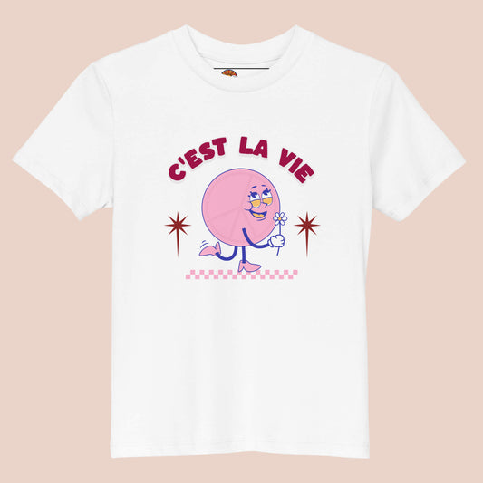 T-shirt enfant blanc en coton bio avec le design rétro « C’est la vie » – personnage rose et fleurs – Artic60