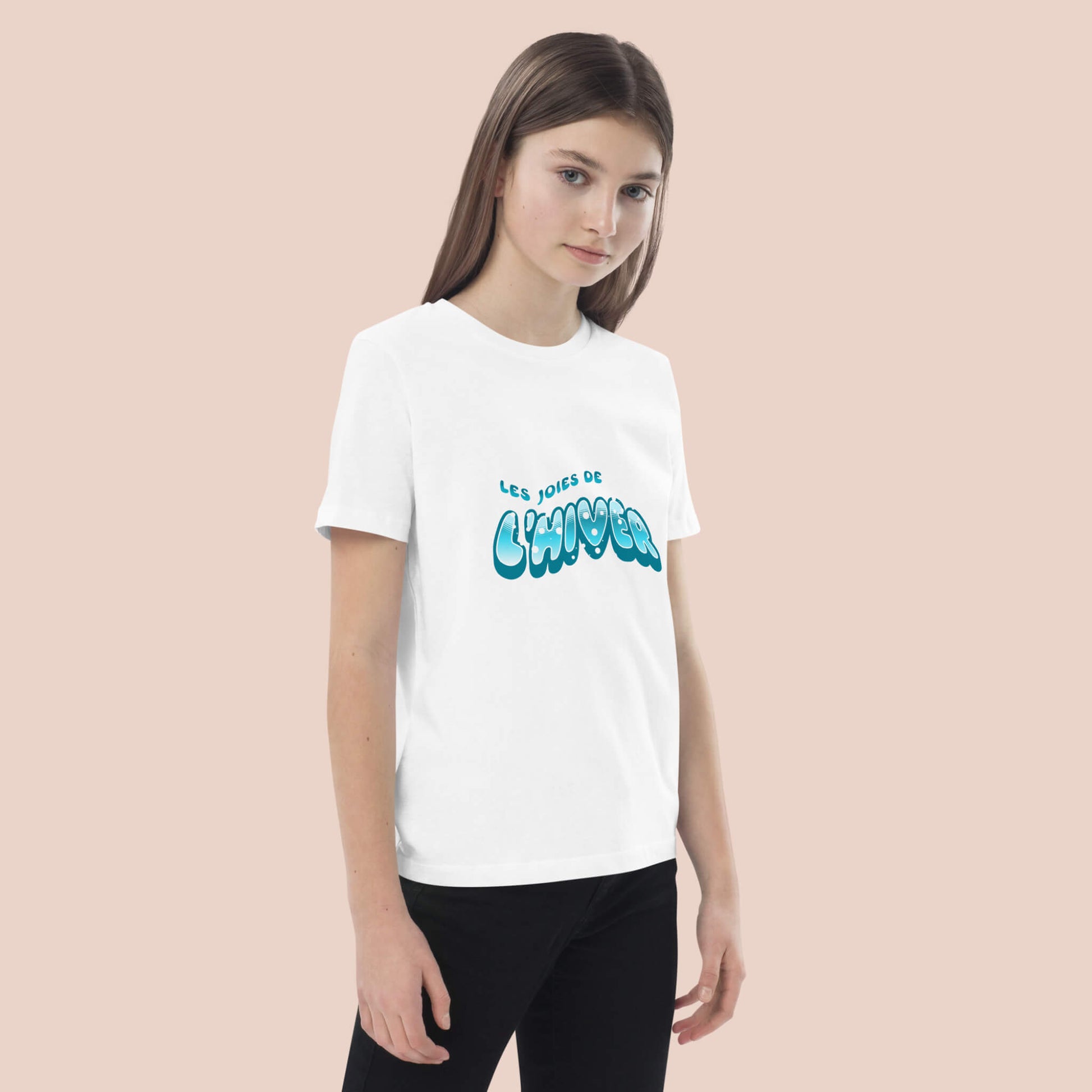 Fille portant un t-shirt enfant blanc en coton bio avec le texte « Les joies de l'hiver » – Artic60