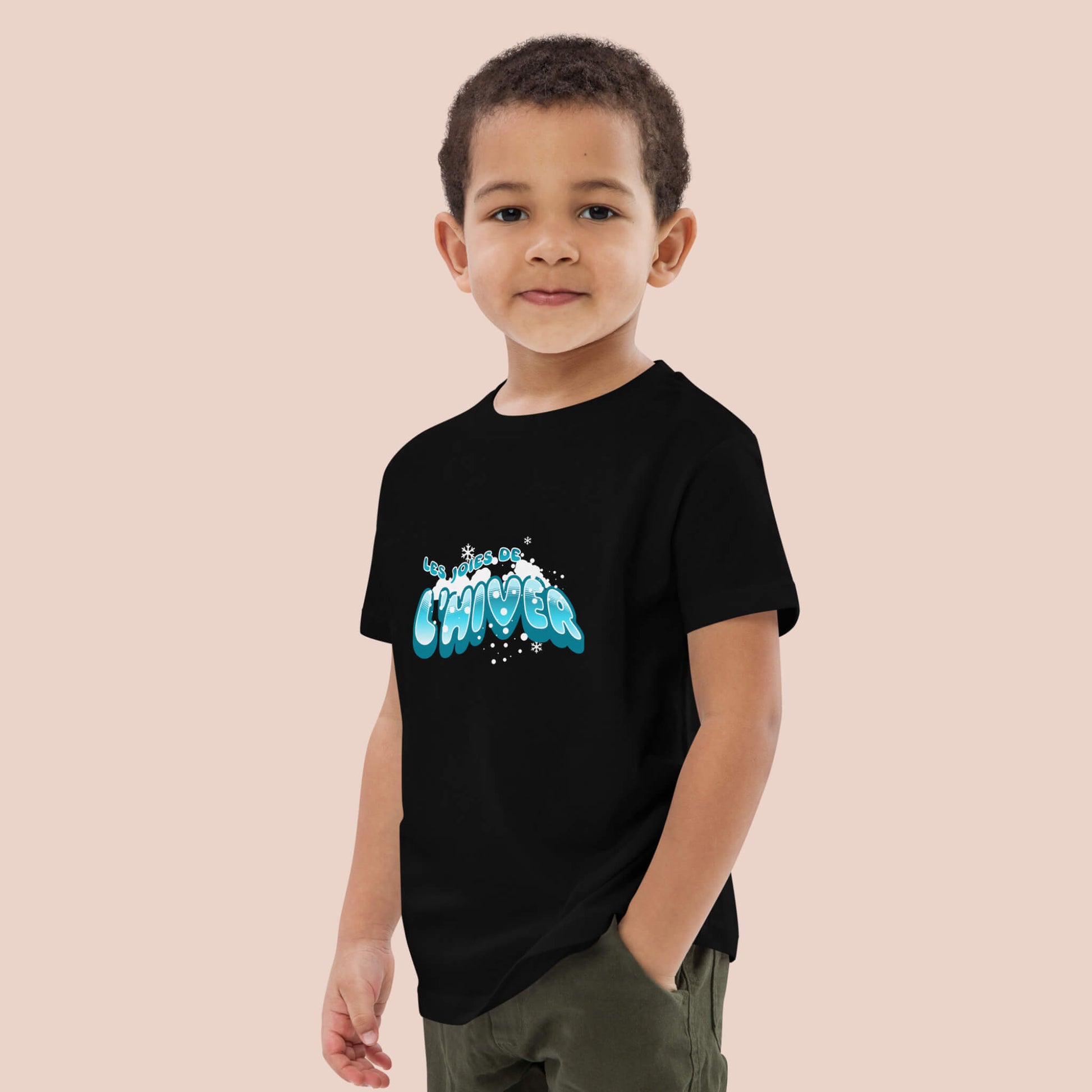 Garçon portant un t-shirt enfant noir en coton bio avec le texte « Les joies de l'hiver » – Artic60
