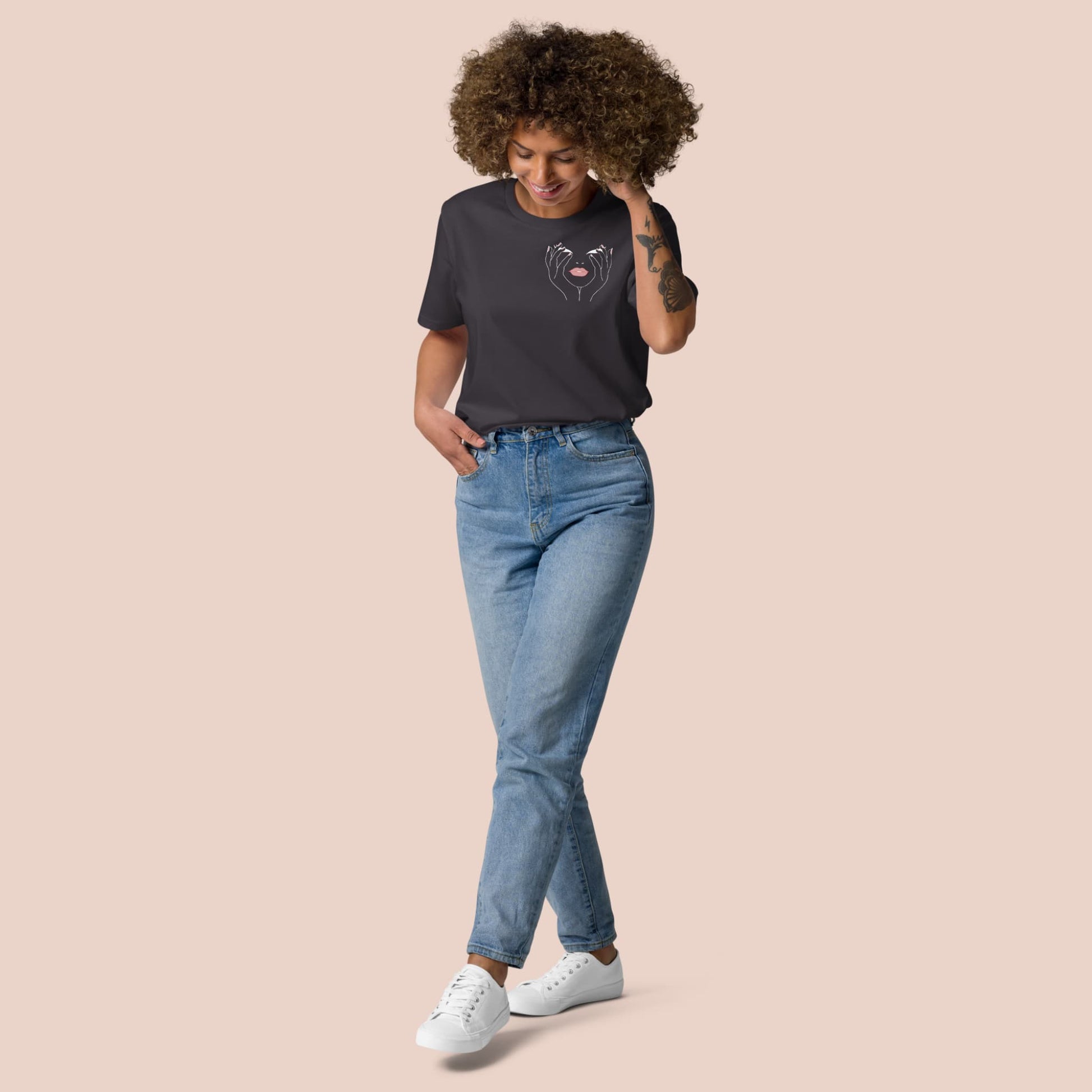 Femme portant un t-shirt gris charbon avec design artistique féminin blanc et rose – Artic60
