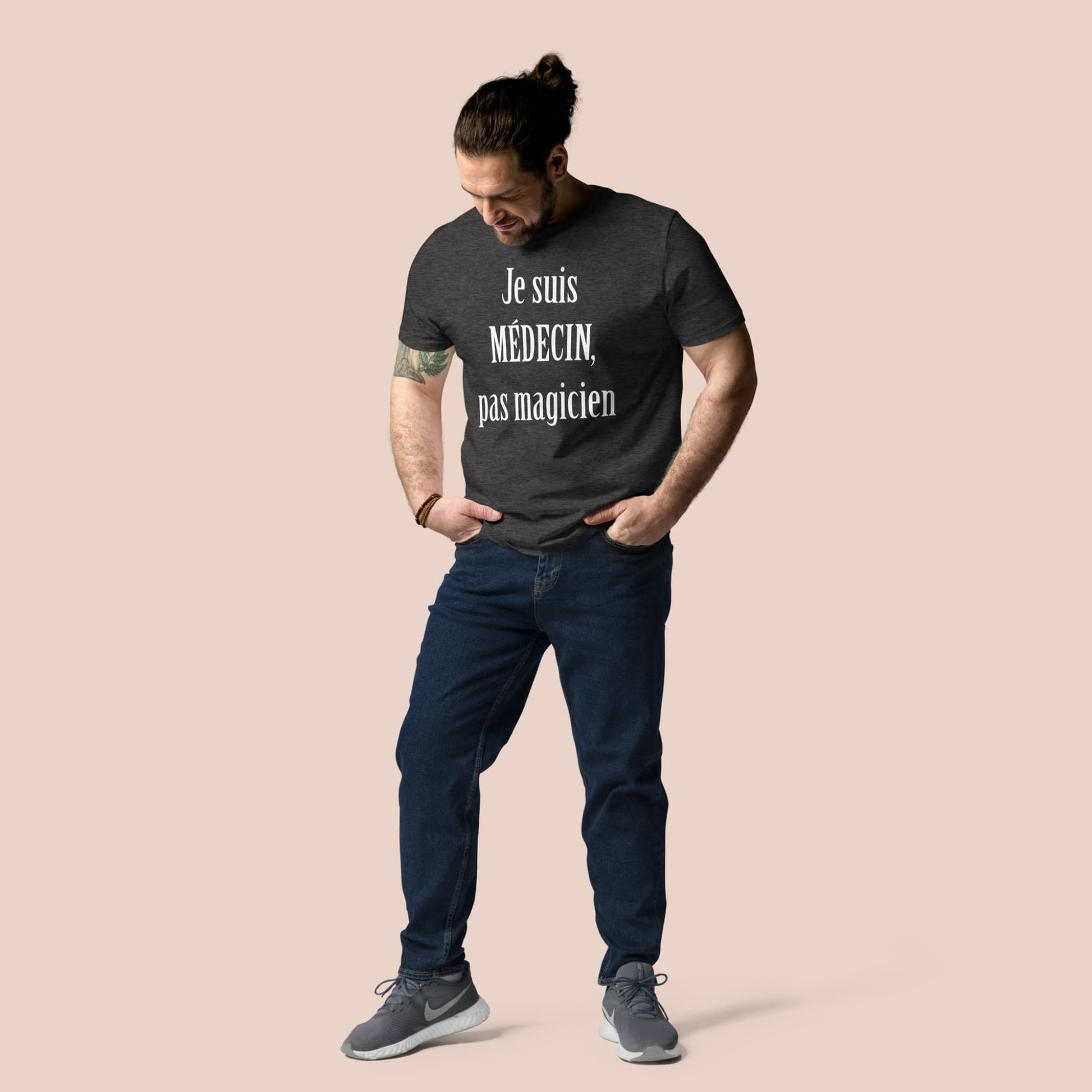 Homme portant un t-shirt gris charbon avec design texte blanc pour médecin – Artic60