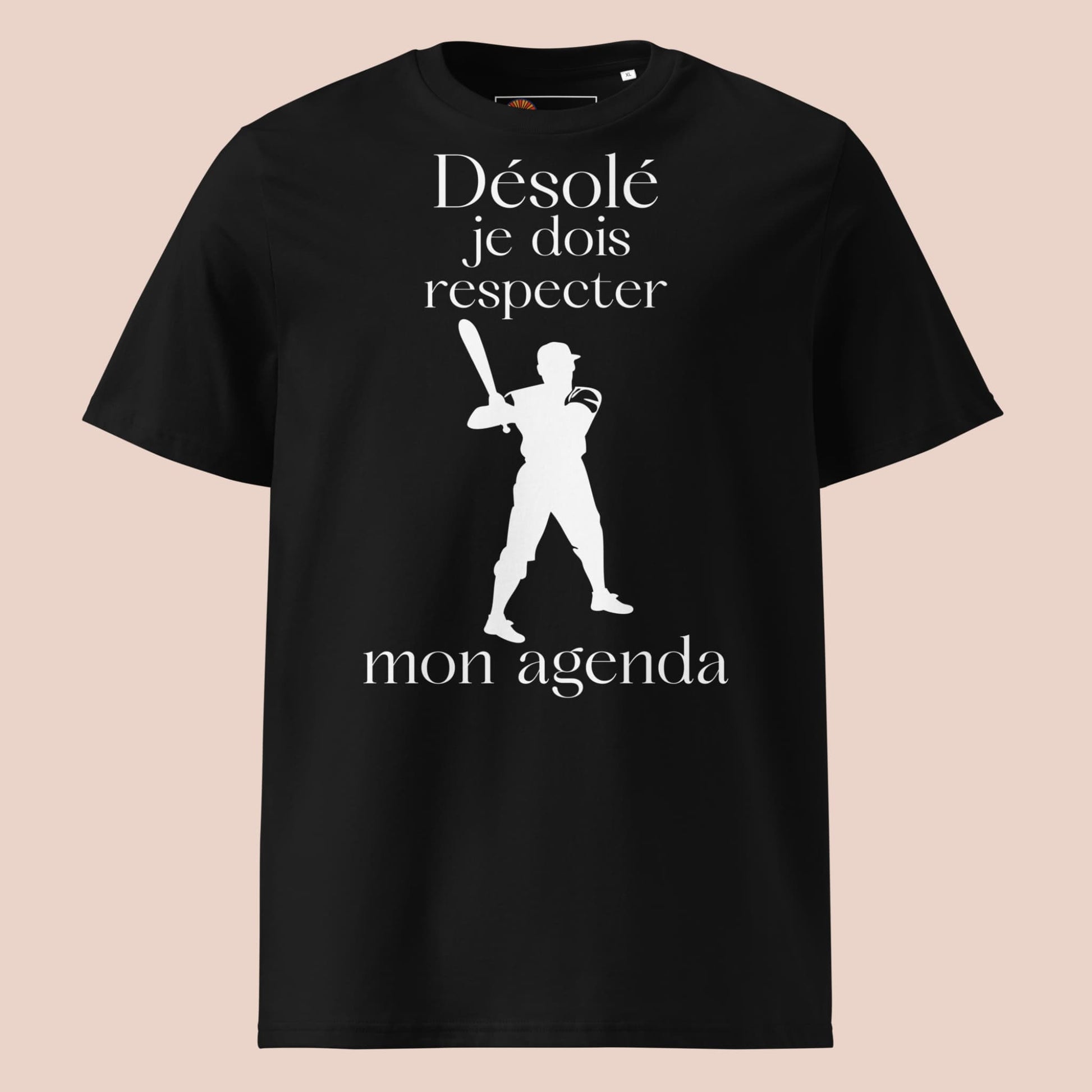 T-shirt noir à plat avec design blanc d’un joueur de baseball et message humoristique – Artic60