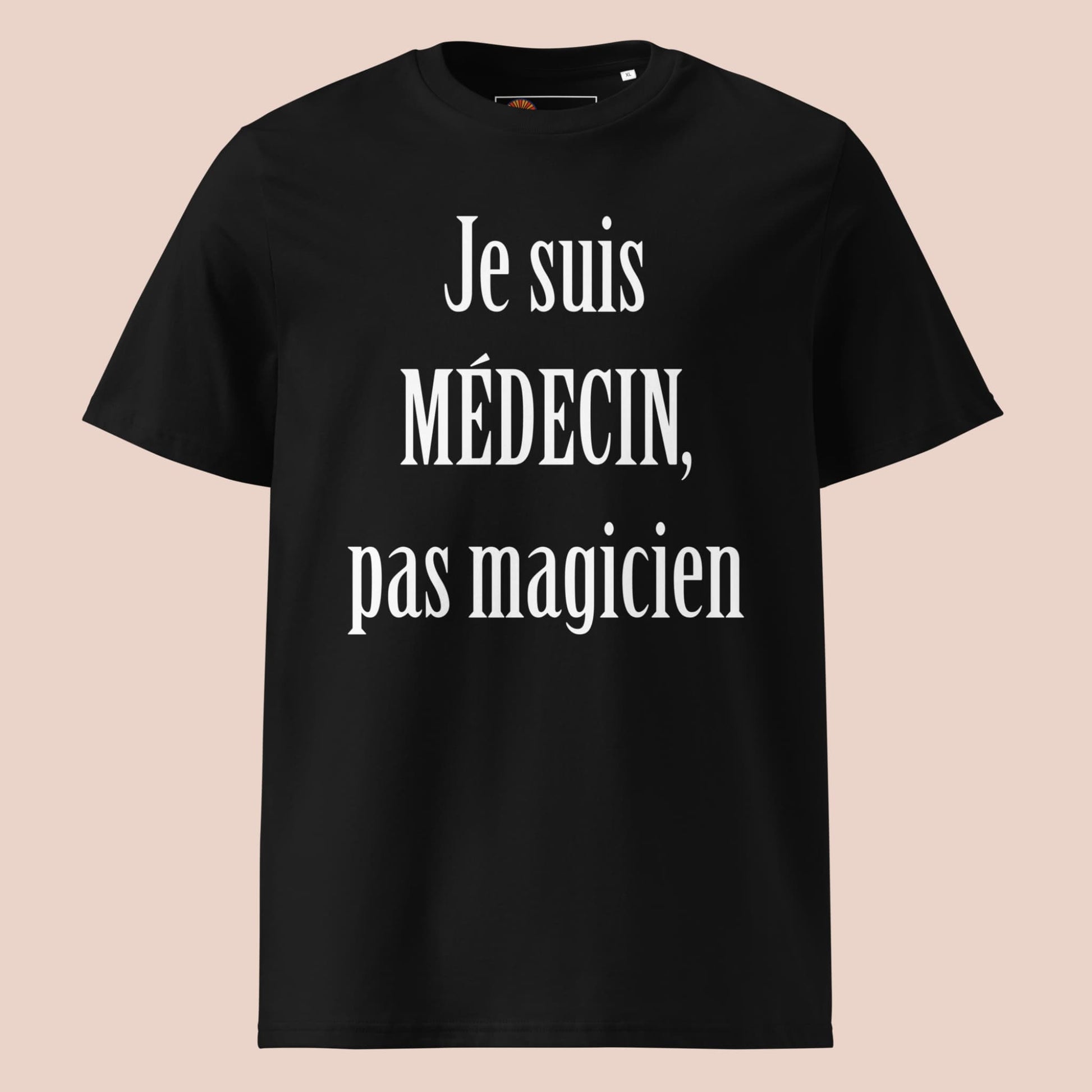 T-shirt noir à plat avec impression texte blanc « Je suis médecin, pas magicien » – Artic60