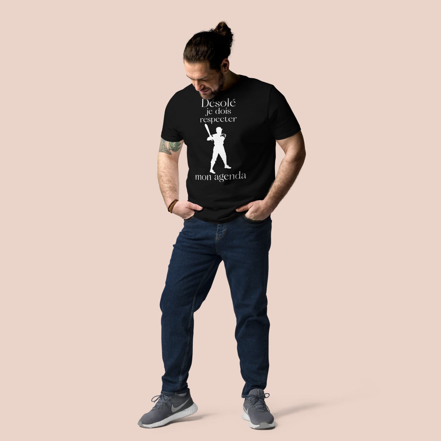T-shirt noir en coton bio pour homme avec silhouette de joueur de baseball et phrase « Désolé je dois respecter mon agenda » – Artic60